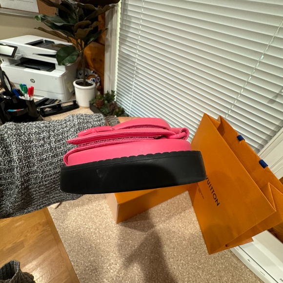 Louis Vuitton adorable pink mule sandals slides. size 8 US. Excellent condition. - Picture 12 of 16